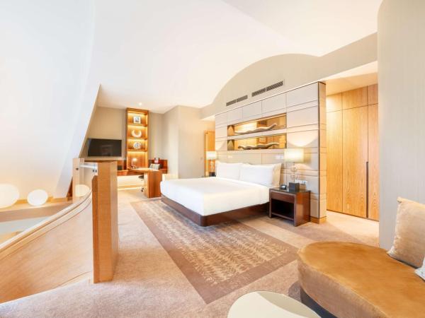 Hilton Berlin : photo 1 de la chambre suite dôme lit king-size avec accès au salon exécutif