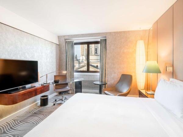 Hilton Berlin : photo 1 de la chambre chambre exécutive lit king-size avec accès au salon exécutif -vue sur dôme