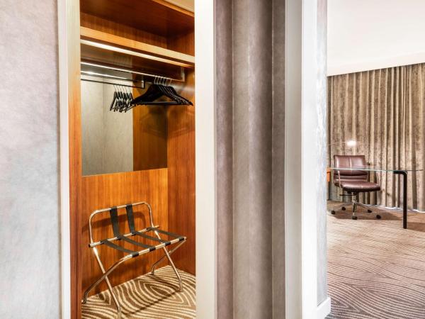 Hilton Berlin : photo 1 de la chambre suite junior avec accès au salon exécutif - vue sur la cathédrale