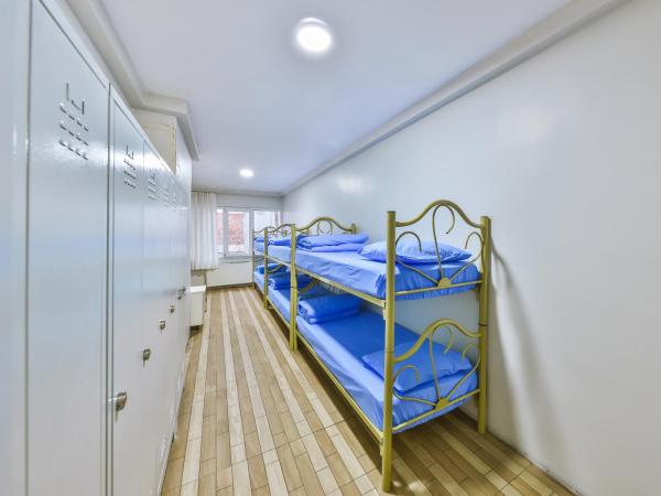 Gökçe Pansiyon - Only men : photo 8 de la chambre chambre quadruple avec salle de bains commune