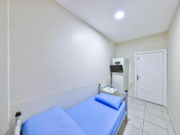 Gökçe Pansiyon - Only men : photo 9 de la chambre chambre simple avec toilettes et douche communes