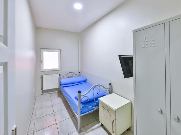 Gökçe Pansiyon - Only men : photo 1 de la chambre chambre simple avec toilettes et douche communes