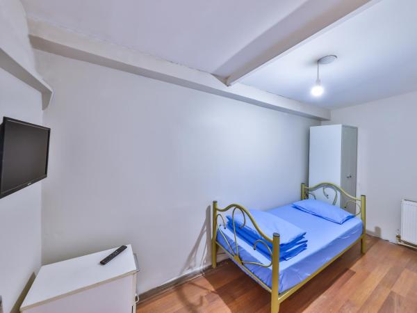 Gökçe Pansiyon - Only men : photo 1 de la chambre chambre simple avec toilettes et douche communes