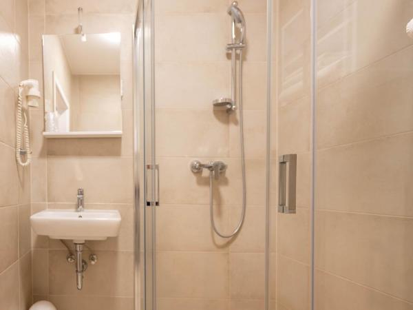 Hotel Magdalena : photo 5 de la chambre chambre double deluxe avec lit d'appoint