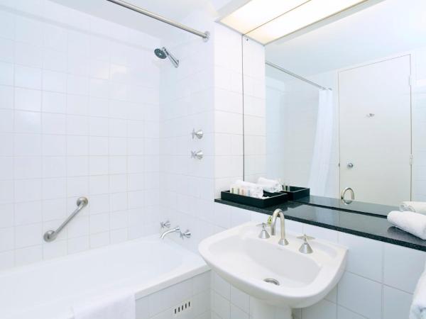 Crowne Plaza Canberra, an IHG Hotel : photo 5 de la chambre chambre king standard avec vue sur ville