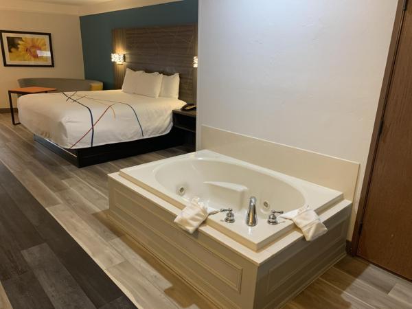 La Quinta by Wyndham OKC North - Quail Springs : photo 2 de la chambre suite lit king-size