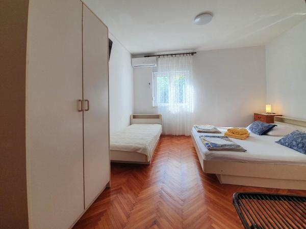 Rooms ZELJKA 2 : photo 8 de la chambre chambre triple - rez-de-chaussée