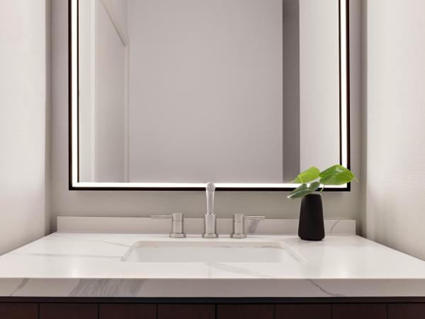 Kimpton Hotel Monaco Salt Lake City, an IHG Hotel : photo 1 de la chambre chambre avec 2 lits queen-size et douche accessible en fauteuil roulant