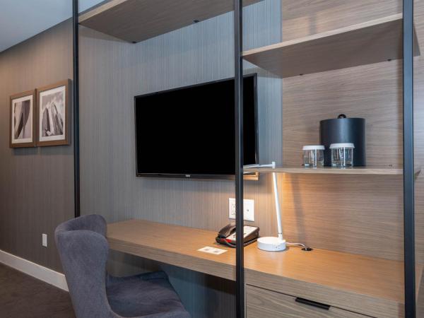 Sandman Signature Calgary Airport Hotel : photo 4 de la chambre chambre signature lit king-size