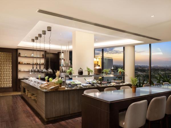 JW Marriott Hotel Muscat : photo 8 de la chambre chambre exécutive avec 2 lits doubles et accès au salon 24h/24