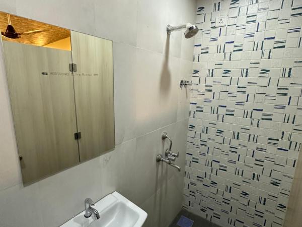 ZEST STAYS - IIT : photo 3 de la chambre chambre double avec salle de bains commune