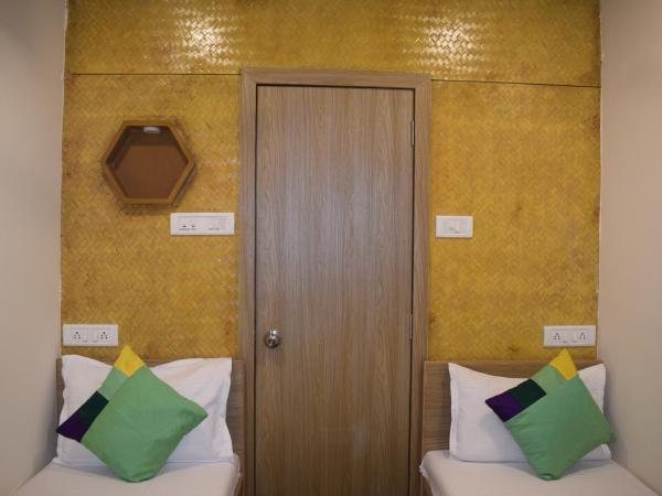 ZEST STAYS - IIT : photo 2 de la chambre chambre double avec salle de bains commune