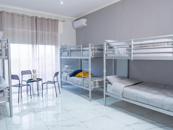 Hostel Partenope : photo 3 de la chambre lit dans dortoir mixte de 6 lits