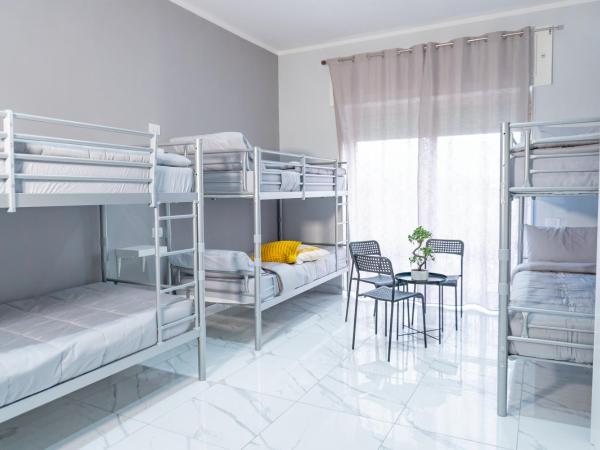 Hostel Partenope : photo 2 de la chambre lit dans dortoir mixte de 6 lits