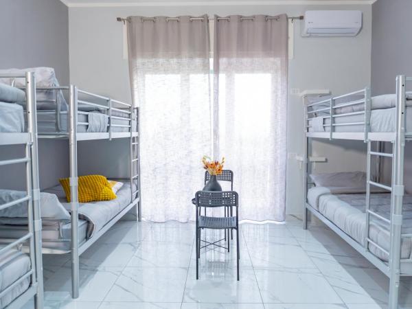 Hostel Partenope : photo 4 de la chambre lit dans dortoir mixte de 6 lits