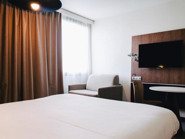 Ibis Rouen Centre Rive Gauche Mermoz : photo 2 de la chambre chambre standard avec un lit double et un canapé

