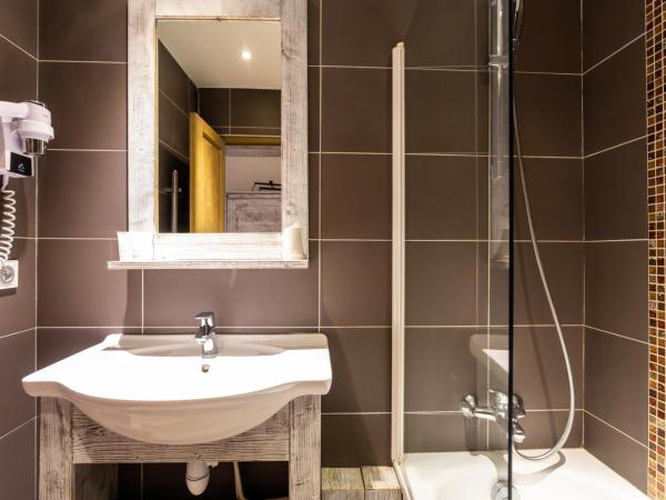 Hôtel L'Aiguille Percée : photo 5 de la chambre chambre familiale