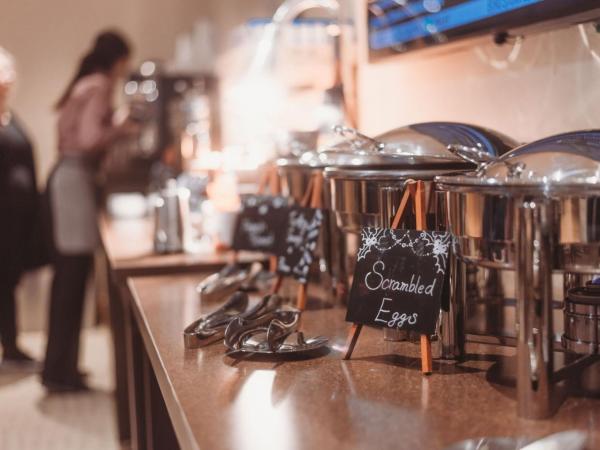 Vancouver Marriott Pinnacle Downtown Hotel : photo 6 de la chambre chambre lit king-size niveau concierge - Étage supérieur - vue sur ville