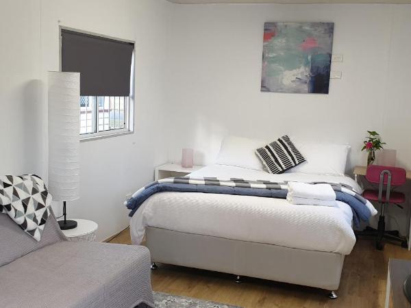 Hidden Little Gem/ Funky Corner/Boutique Granny Flat : photo 2 de la chambre chambre double ou lits jumeaux deluxe avec balcon