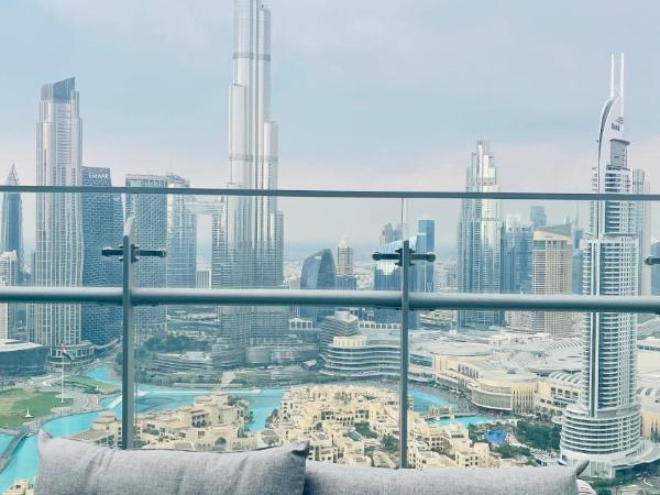Walking distance to dubai mall Full burj Khalifa view and fountain view new year full fireworks view 2BR : photo 1 de la chambre chambre quadruple avec balcon