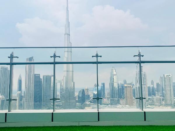 Walking distance to dubai mall Full burj Khalifa view and fountain view new year full fireworks view 2BR : photo 2 de la chambre chambre quadruple avec balcon