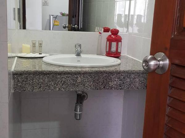 Thanaree place : photo 4 de la chambre studio avec balcon