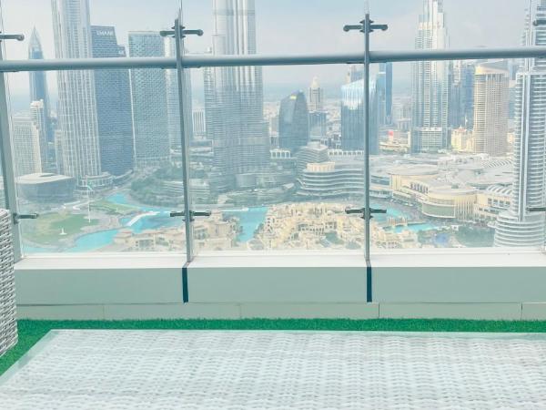 Walking distance to dubai mall Full burj Khalifa view and fountain view new year full fireworks view 2BR : photo 6 de la chambre chambre quadruple avec balcon
