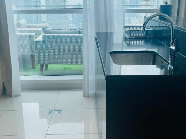 Walking distance to dubai mall Full burj Khalifa view and fountain view new year full fireworks view 2BR : photo 10 de la chambre chambre double avec balcon (2 adultes + 1 enfant)