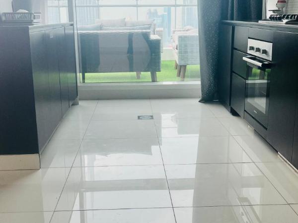 Walking distance to dubai mall Full burj Khalifa view and fountain view new year full fireworks view 2BR : photo 7 de la chambre chambre quadruple avec balcon