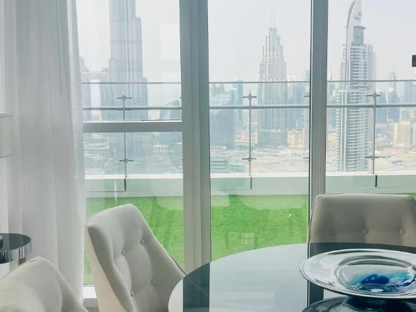 Walking distance to dubai mall Full burj Khalifa view and fountain view new year full fireworks view 2BR : photo 9 de la chambre chambre quadruple avec balcon