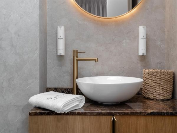 Numa Suites & Lofts Athens : photo 7 de la chambre chambre double ou lits jumeaux supérieure avec vue sur ville