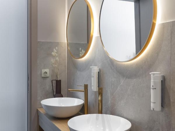 Numa Suites & Lofts Athens : photo 10 de la chambre chambre double ou lits jumeaux supérieure avec vue sur ville