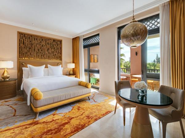 Four Seasons Resort Marrakech : photo 1 de la chambre chambre lit king-size avec terrasse - vue sur piscine