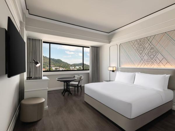 Courtyard by Marriott Phuket Town : photo 1 de la chambre chambre lit king-size deluxe - vue sur ville