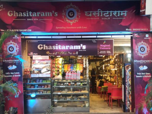 Near Airport AC Couple Friendly Room at a Budget Inn : photo 5 de la chambre chambre double avec salle de bains commune