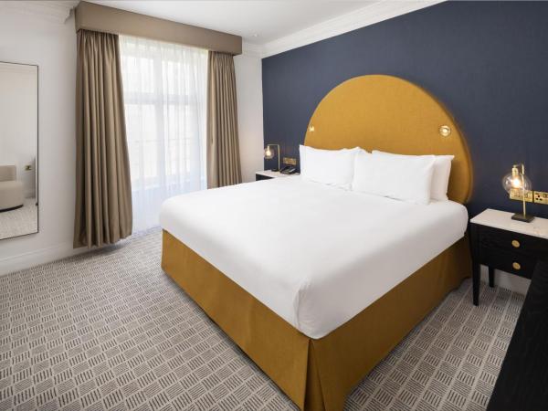 The Waldorf Hilton : photo 1 de la chambre suite lit king-size avec accès au salon