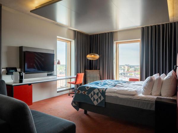 Solo Sokos Hotel Torni Tampere : photo 1 de la chambre chambre lit king-size de luxe avec lit d'appoint