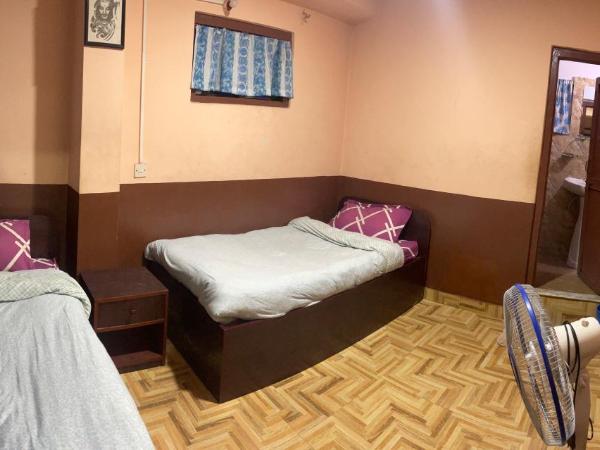 Nirvaan Guest House (Hotel Bibidh) : photo 6 de la chambre chambre double avec salle de bains privative
