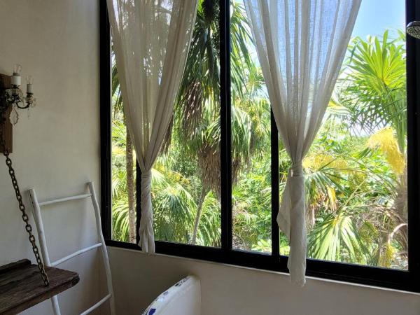 Casa Ambar Hotel & Boutique - Located in the Heart of Tulum Hotel Zone : photo 9 de la chambre deluxe king room jungle view with terrace