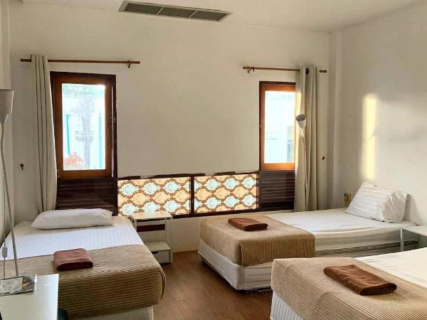 Art Hotel : photo 3 de la chambre chambre triple - vue sur ville