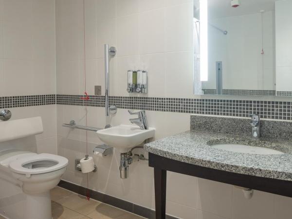 Hampton by Hilton London Waterloo : photo 10 de la chambre chambre lit queen-size - vue sur ville - accessible aux personnes à mobilité réduite