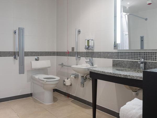 Hampton by Hilton London Waterloo : photo 5 de la chambre chambre lit queen-size - vue sur ville - accessible aux personnes à mobilité réduite