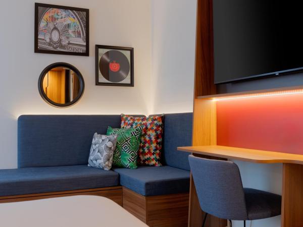 Hampton by Hilton London Waterloo : photo 8 de la chambre chambre lit queen-size premium