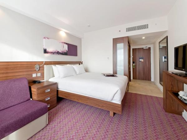 Hampton by Hilton London Waterloo : photo 5 de la chambre chambre lit queen-size avec canapé-lit