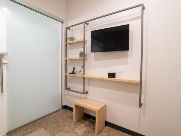 SOVA Micro-Room & Social Hotel : photo 2 de la chambre chambre lit queen-size - accessible aux personnes à mobilité réduite