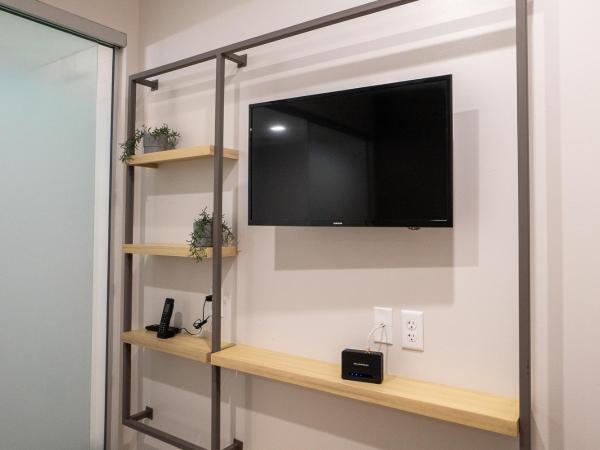 SOVA Micro-Room & Social Hotel : photo 5 de la chambre chambre lit queen-size - accessible aux personnes à mobilité réduite