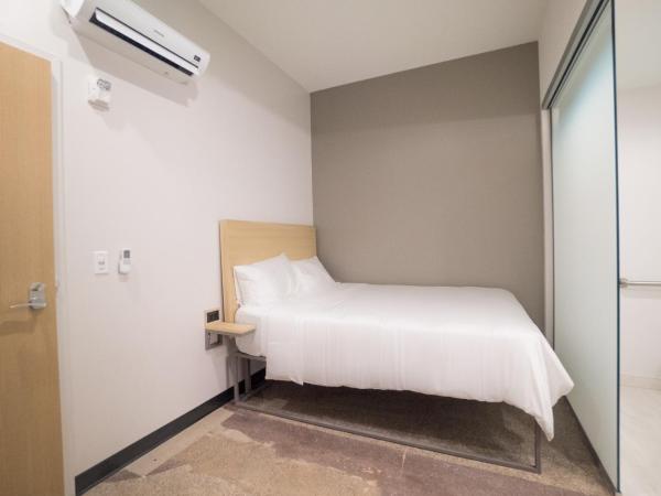 SOVA Micro-Room & Social Hotel : photo 1 de la chambre chambre lit queen-size - accessible aux personnes à mobilité réduite