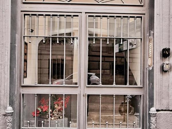 Bed morelli 49 , chiaia : photo 3 de la chambre chambre triple avec salle de bains privative séparée