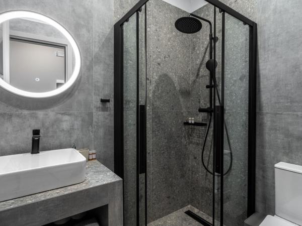 d Suites and Apartments : photo 4 de la chambre chambre double deluxe avec balcon