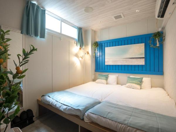 Glamping Tokyo Asakusa : photo 4 de la chambre chambre lits jumeaux avec cabinet de toilette commun